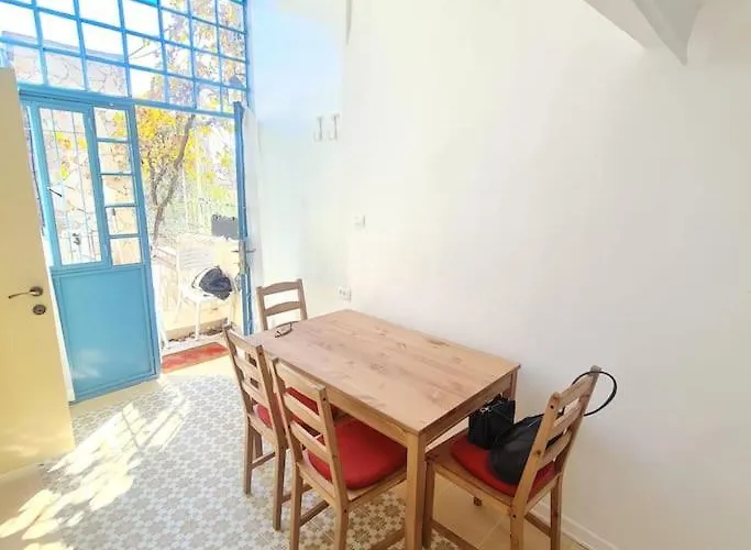 Bright, Quiet Charming Getaway Ideally Located