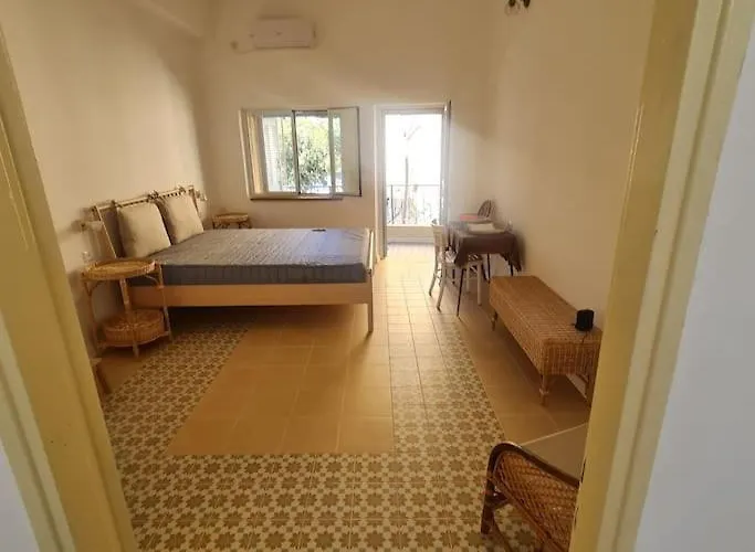 Bright, Quiet Charming Getaway Ideally Located