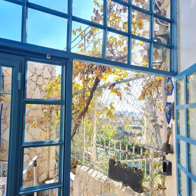 Bright, Quiet Charming Getaway Ideally Located Apartment *